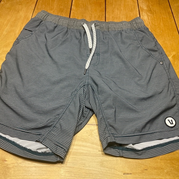 Vuori Kore Lined Shorts Green/Gray Striped with 7 inch Inseam - Picture 1 of 15